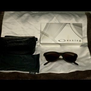 Oakley woman’s sunglasses